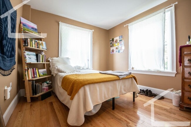 Building Photo - 38 Linden St