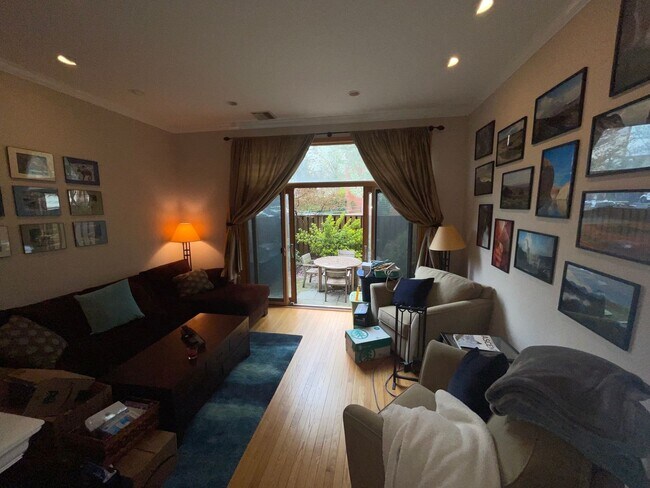 Foto del edificio - 3-bed, 2-bath GIANT townhouse + GARAGE, BA...