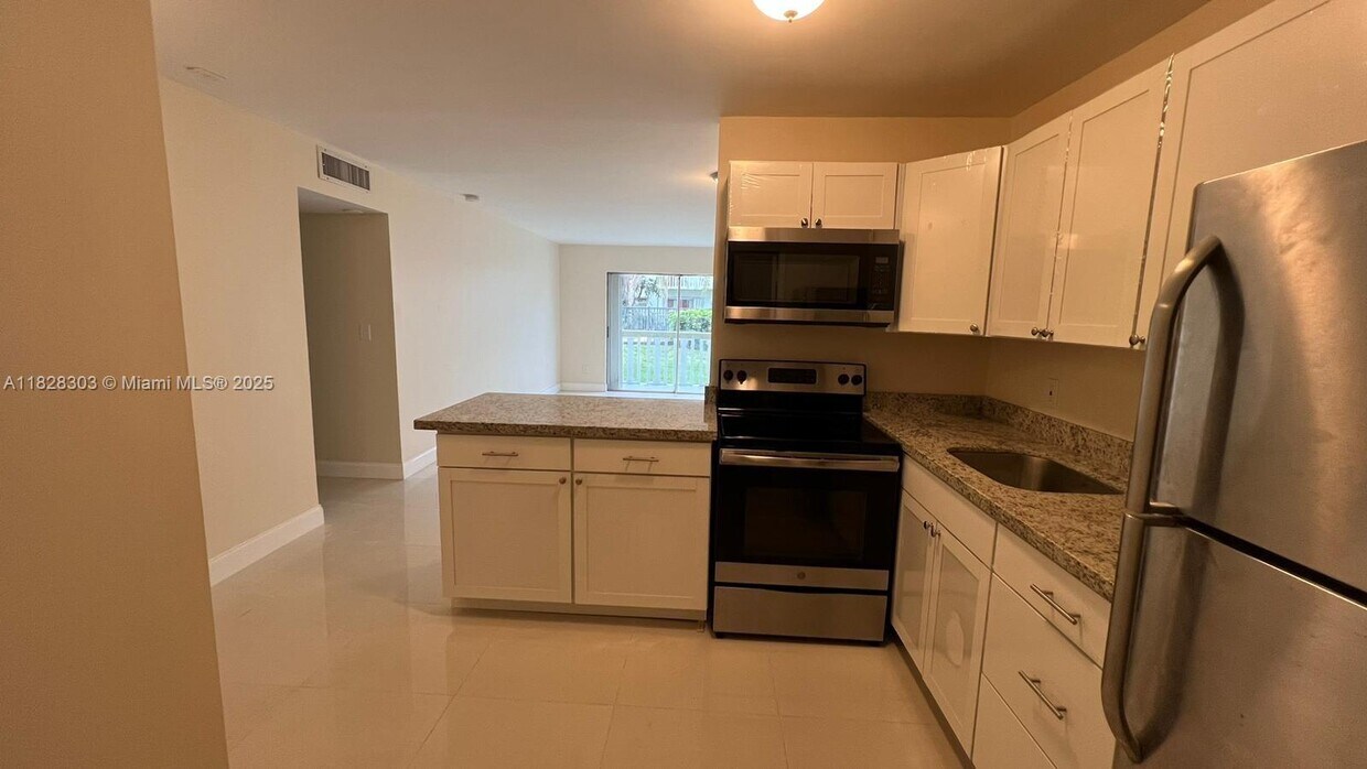 Foto principal - 15205 NE 6th Ave