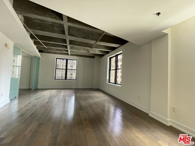 Building Photo - 727 W 7th St