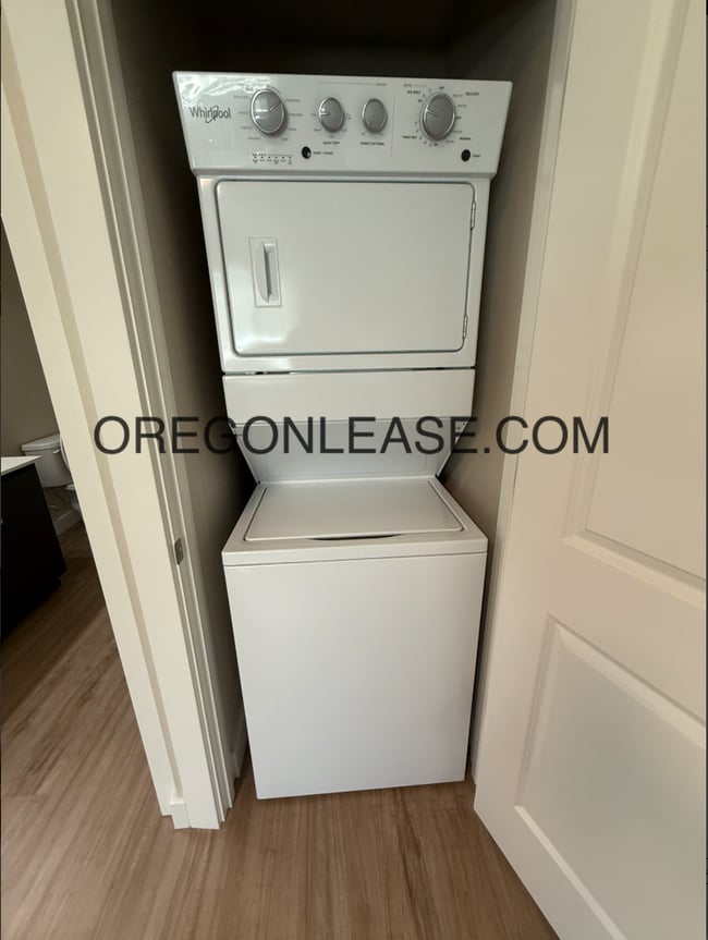 Building Photo - Newer 2-Bedroom Apartment located off Jasper rd in South Springfield