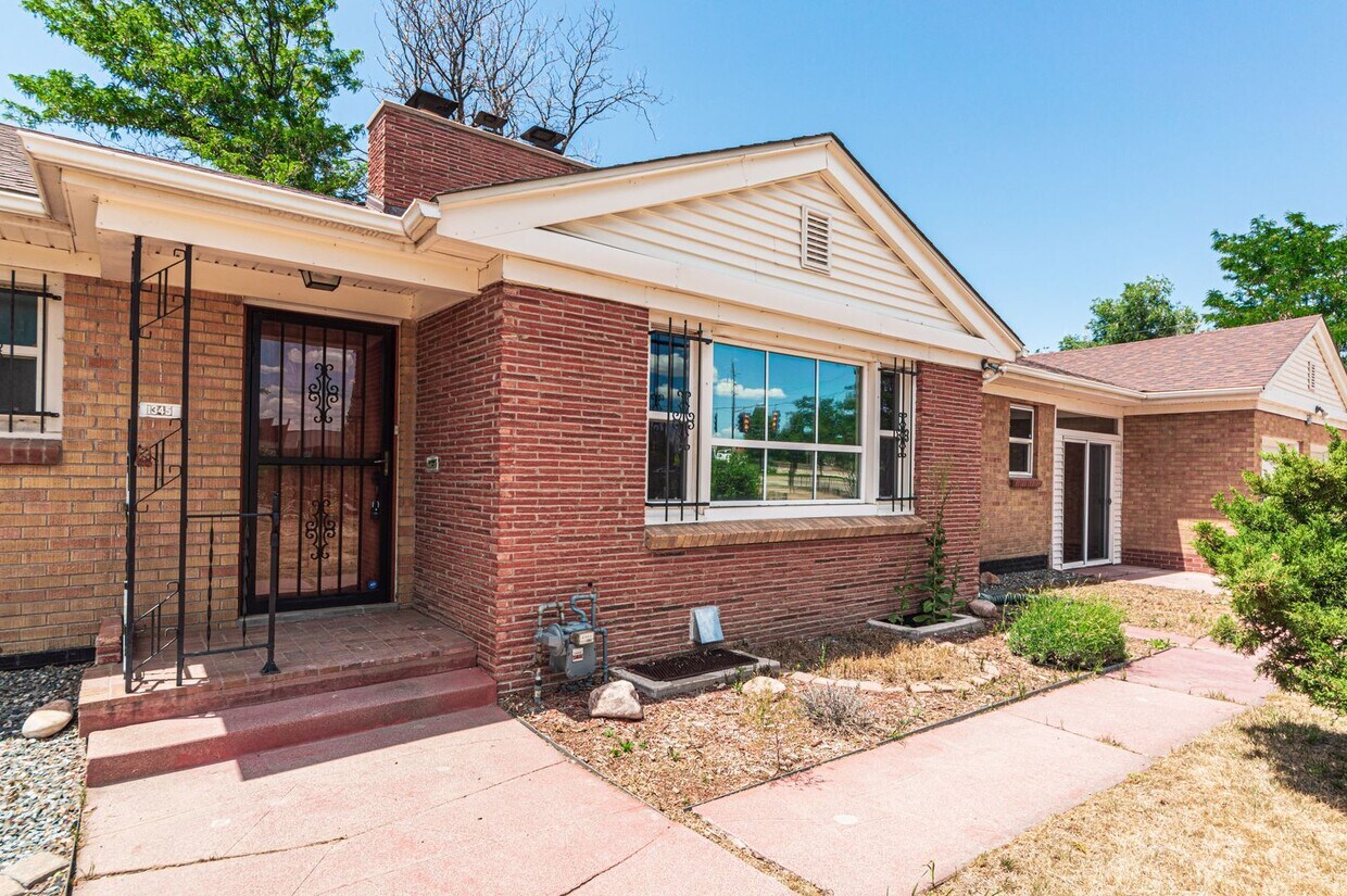 Primary Photo - Captivating Spacious House in Aurora!