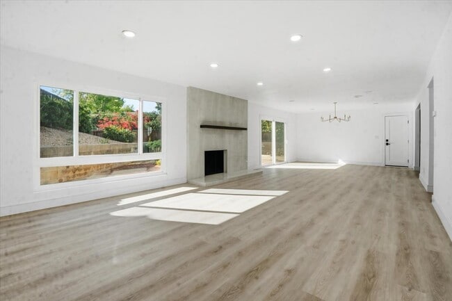 Building Photo - 1410 Pleasantview Dr