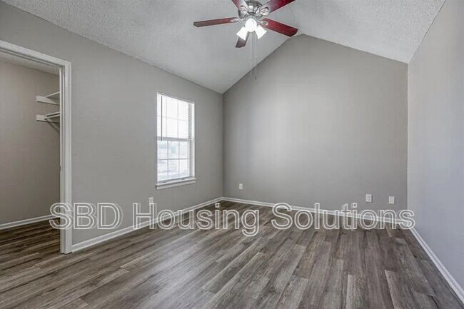 Building Photo - 106 NE Dogwood