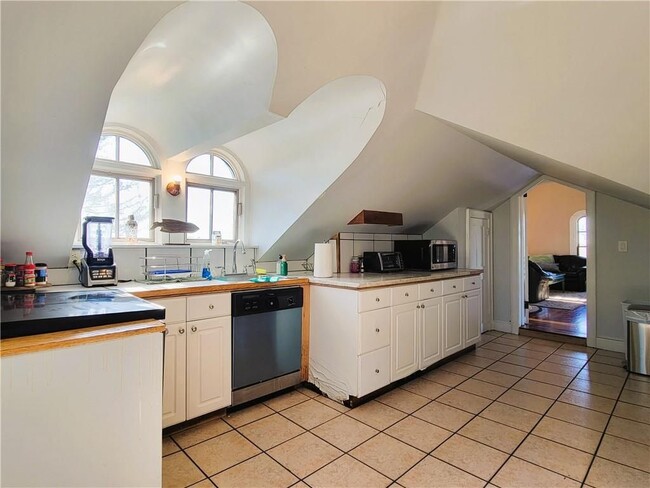 Building Photo - 92 Pelham St