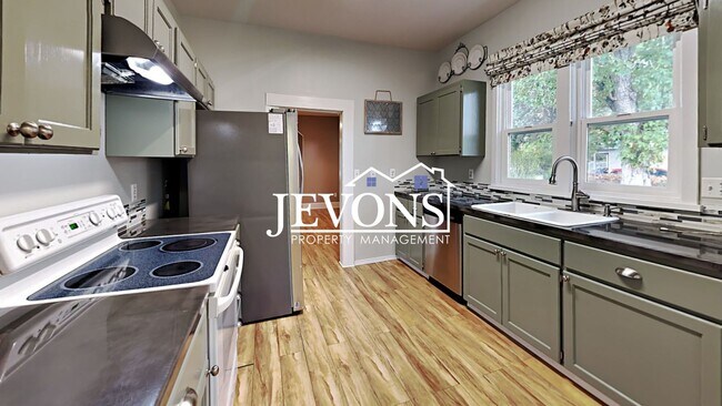 Building Photo - Charming 3-bedroom home with fenced backya...