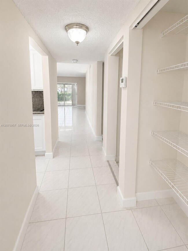 Building Photo - 3591 Inverrary Dr
