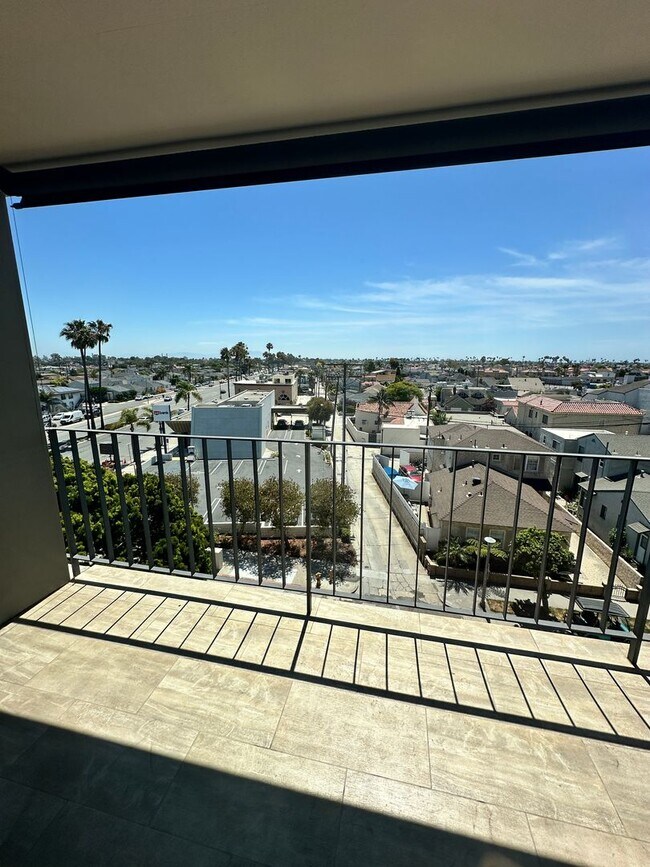 Foto del edificio - Spacious 2 Bedroom 2 Baths Condo with Water Views, Pool, and Parking!