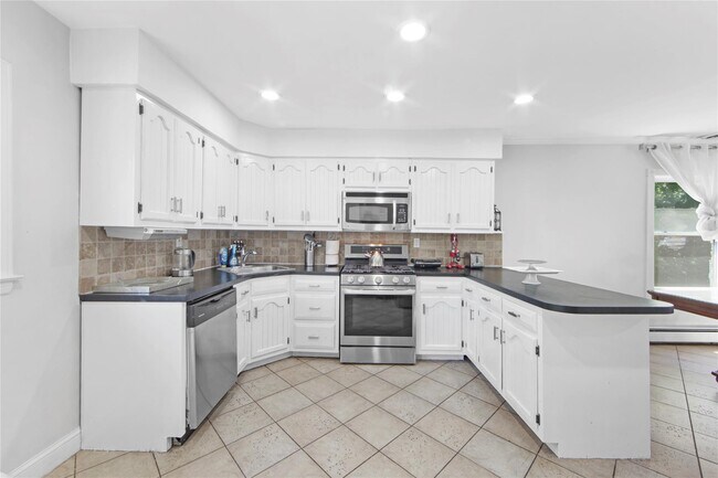 Building Photo - 1498 Kew Ave