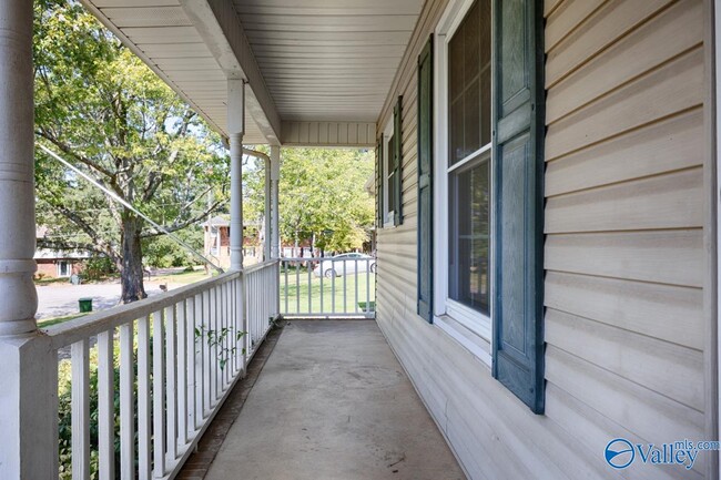 Foto del edificio - 8002 Greenwillow Ct SE