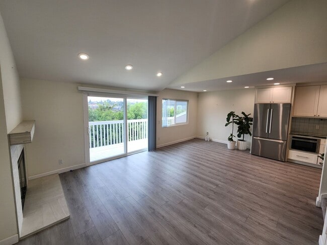 Building Photo - 3 Bedroom Townhouse in Solana Beach
