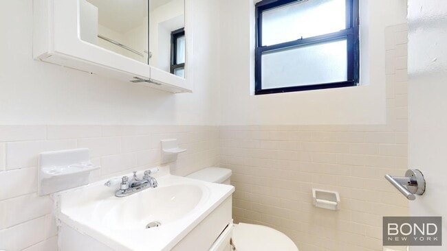 Building Photo - 257 E 61st St
