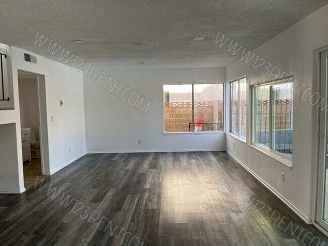 Building Photo - POOL HOUSE 4BD/2.5BTH SINGLE FAMILY HOME E...