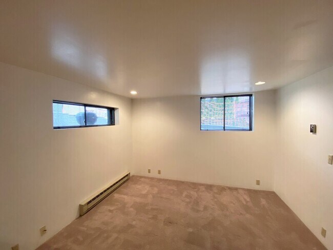 Building Photo - 2035 Waverly Pl N
