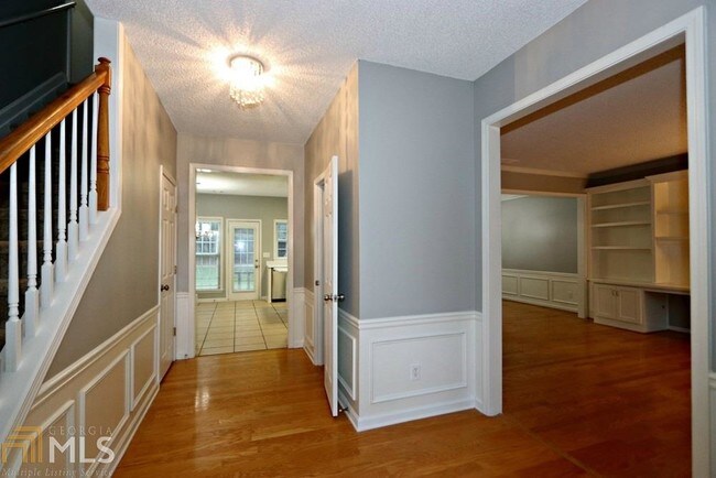 Foto del edificio - 7250 Treyburn Dr