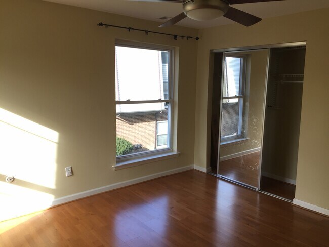 Building Photo - Stunning Condo - Bells Corner