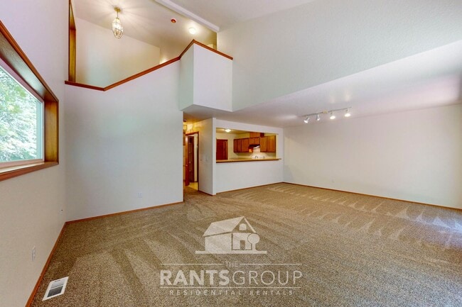 Building Photo - 3-bedroom duplex unit near downtown, spaci...