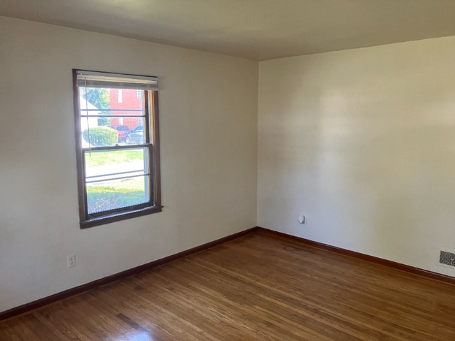 Building Photo - 2628 Lindsay Ave