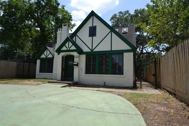 Building Photo - 2135 Bissonnet St