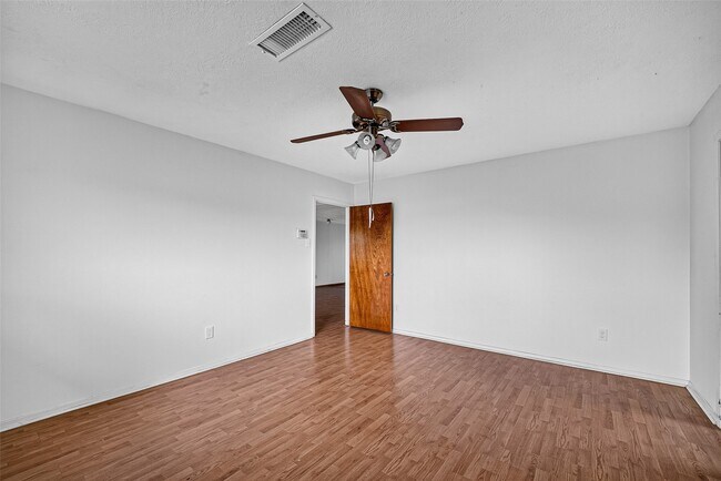 Foto del edificio - 4701 Crepe Myrtle Ln