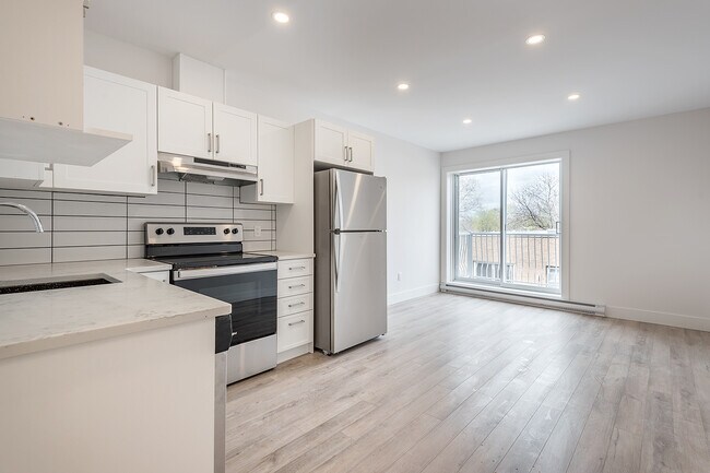 Building Photo - 5915 Décarie