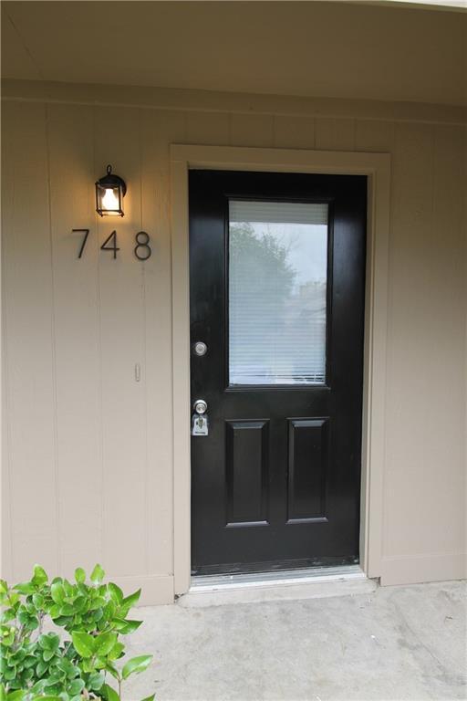 Building Photo - 748 Versailles St
