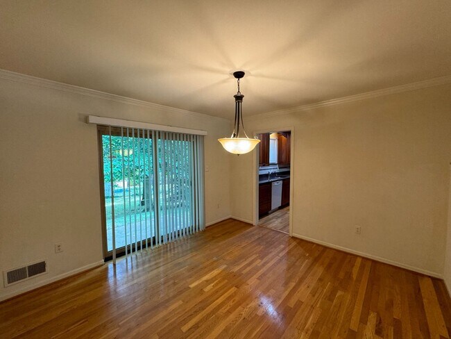 Foto del edificio - Spacious 4 Bed 3 Bath Home With Fully Fenc...