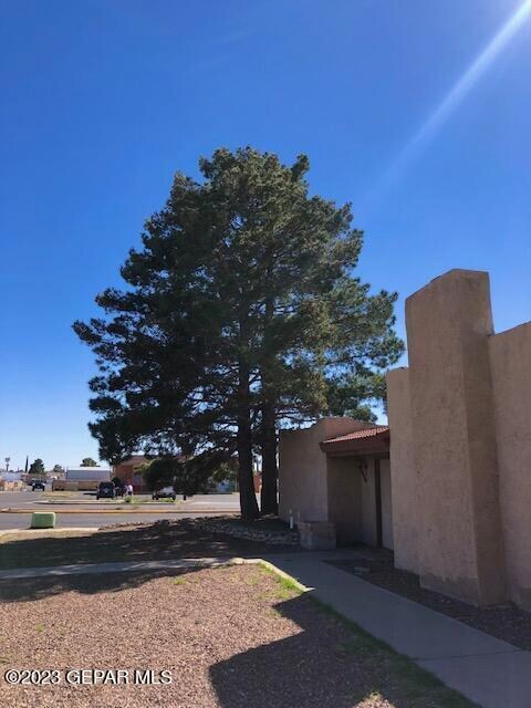 Building Photo - 10701 Ivanhoe Dr