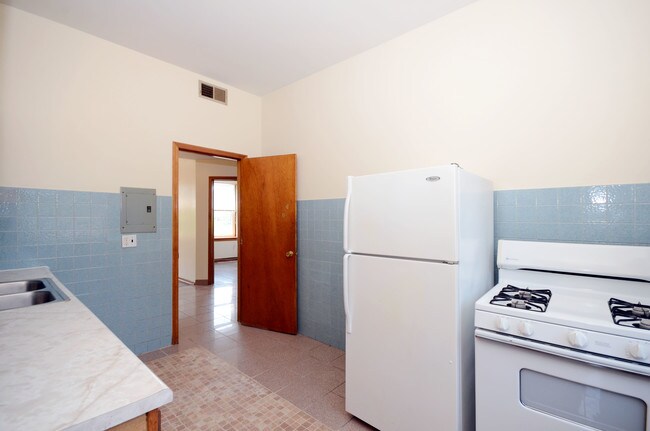 Building Photo - 1414 W Wilson Ave