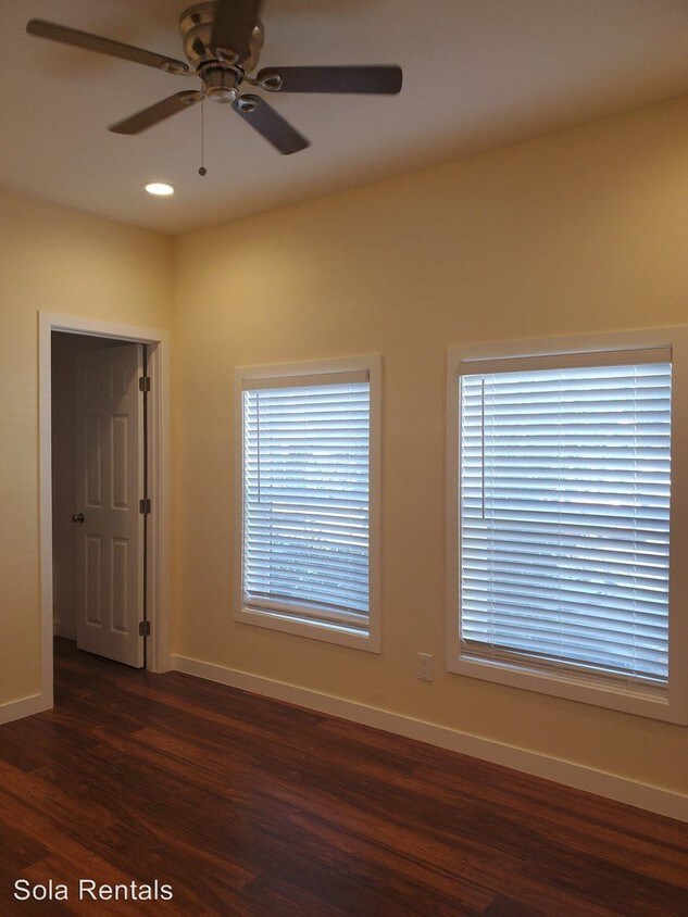 Building Photo - 1341 E 59th Pl