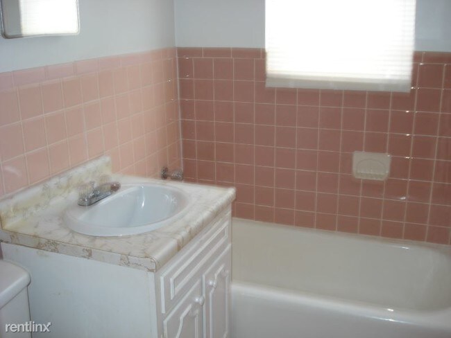Building Photo - 3 br, 1 bath House - 2220 SW Winterwood Ln