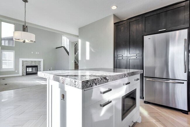 Foto del edificio - Unique 2 Story Home w attached 2 car