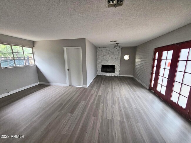Foto del edificio - 2609 W McLellan Blvd