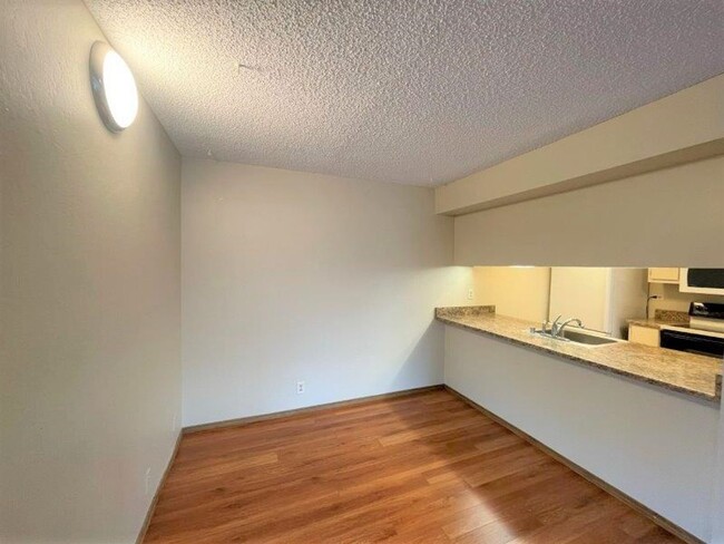 Building Photo - Concord! Nice 2 bedroom 1 bath unit, walk ...