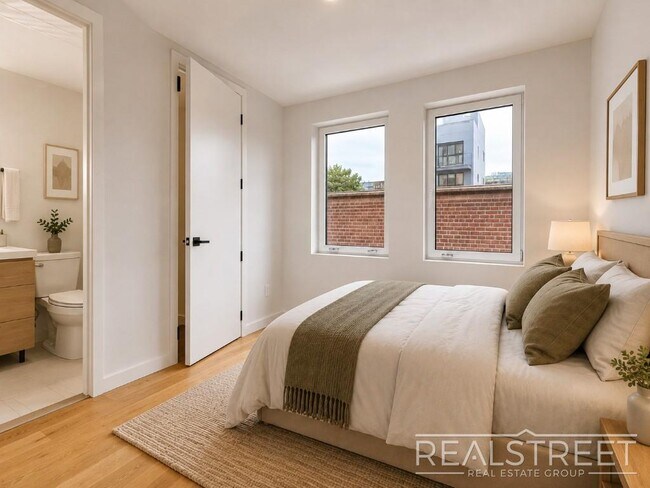 Foto del edificio - Three Bed Two Bath with Balcony!