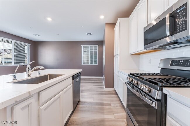 Foto del edificio - 5730 Sky Pointe Dr
