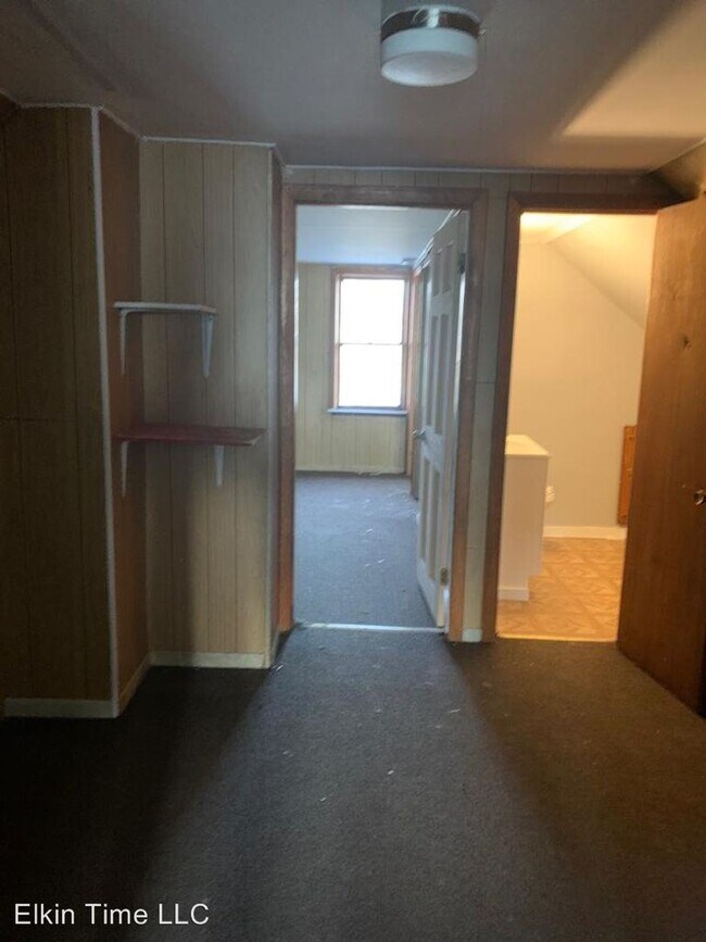 Building Photo - 3 br, 1.5 bath House - 203 Roslyn St