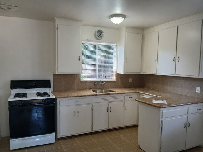 Building Photo - 827.5 El Terino Ave