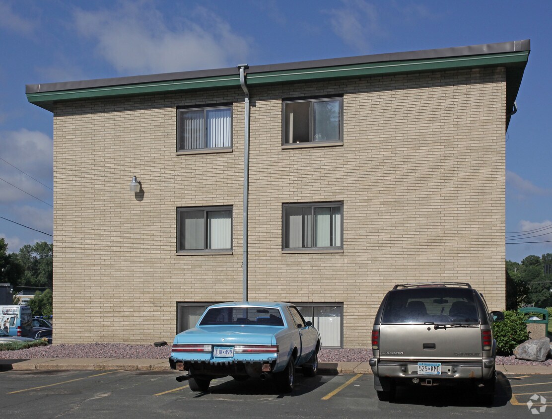 Rosehill Estates Apartments in Roseville, MN