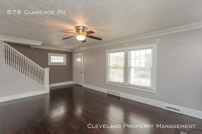 Building Photo - Darling Cleveland Hts Colonial!