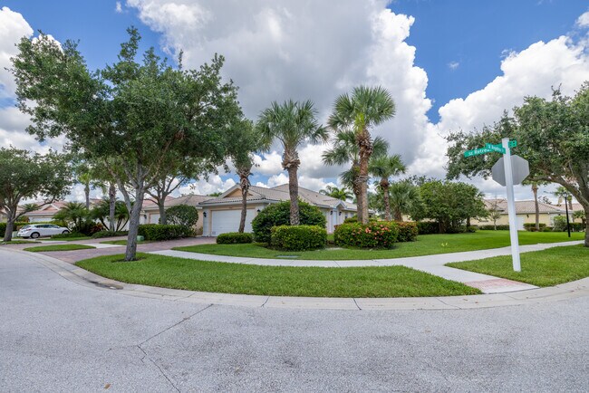 Building Photo - 8502 SE Retreat Dr