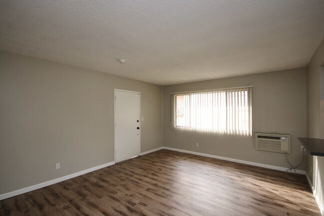 Building Photo - 695 E Villa St