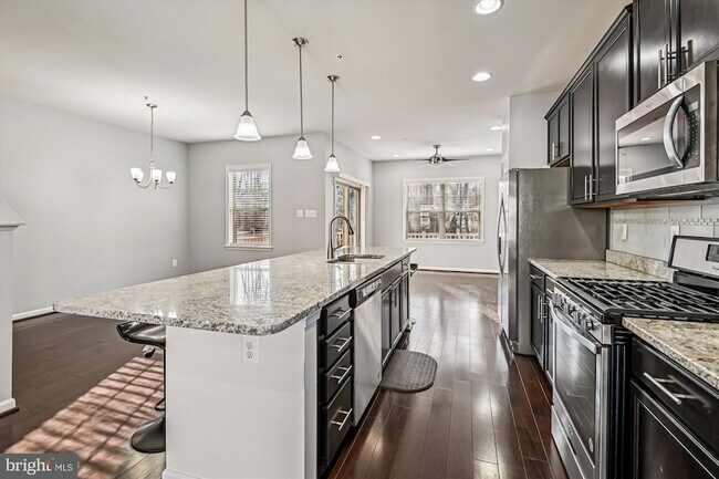 Foto del edificio - 7523 Holly Ridge Dr