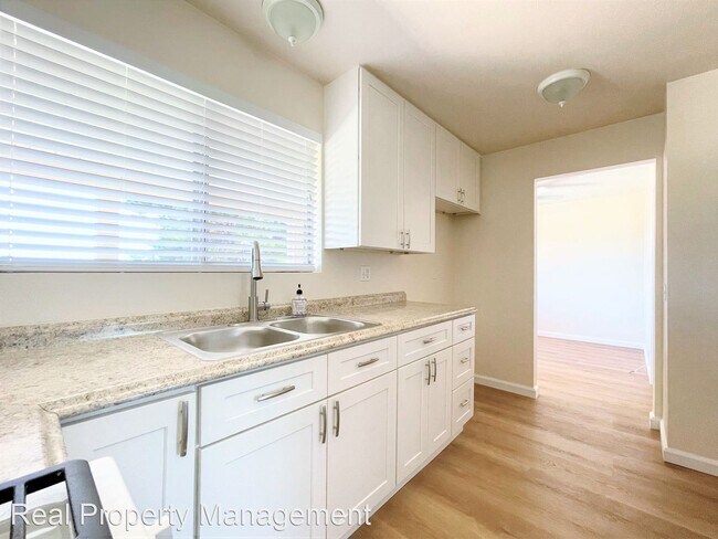Building Photo - 2 br, 1 bath House - 1402 Highridge Dr.