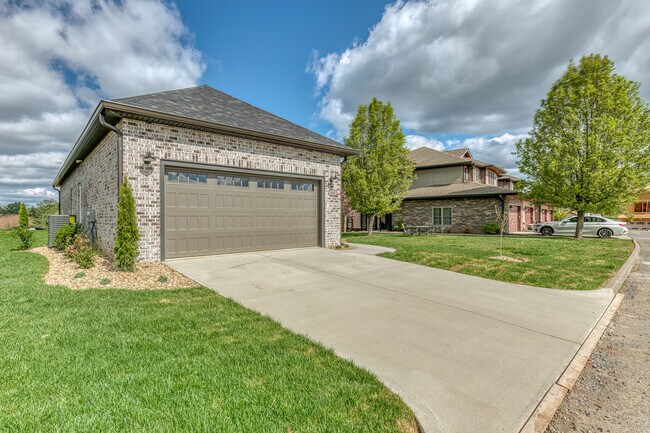 Foto del edificio - 319 Monroe Dr