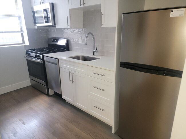 Building Photo - Beautiful; 2 Bed with in unit washer and d...