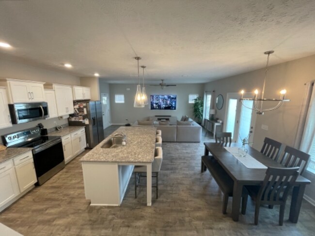 Building Photo - 4336 Doral Dr