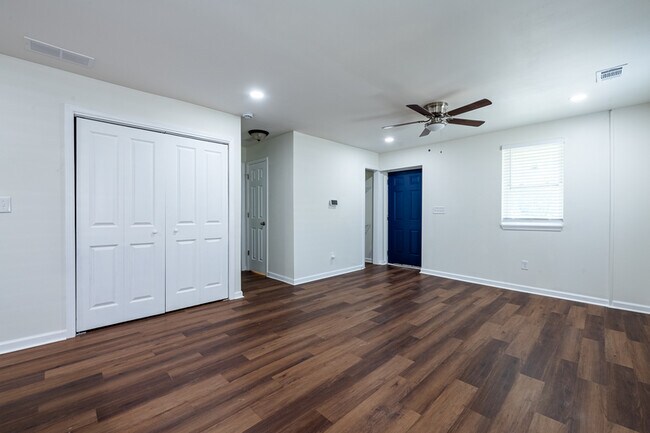 Building Photo - 452 Paines Ave NW