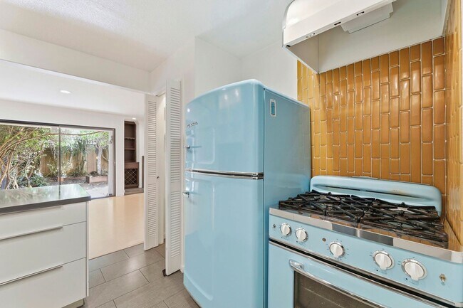 Foto del edificio - 2 Bedroom Townhome with Private Yard and 2 Car Garage in Santa Clara
