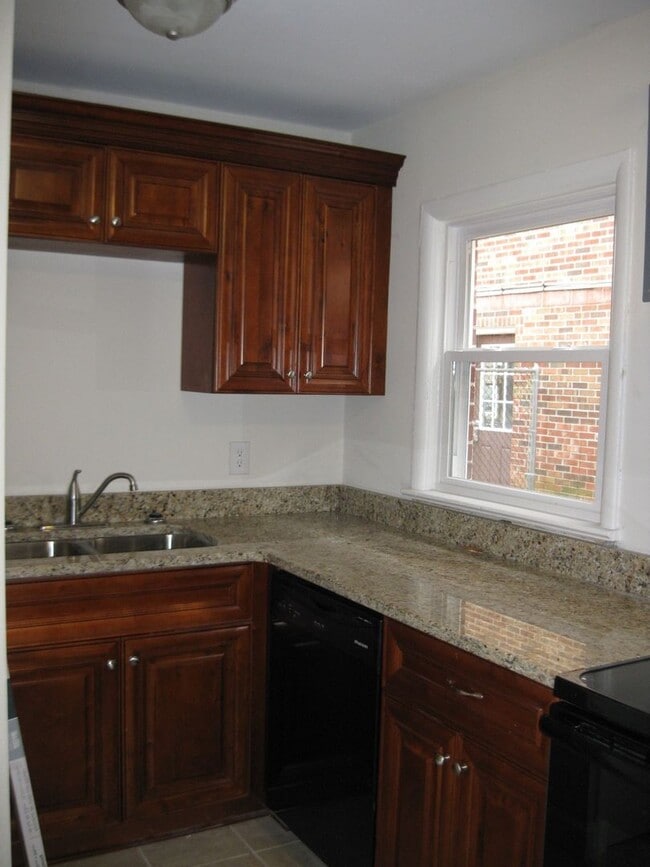 Building Photo - 430 Staten St